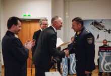 © LPD/Martinelli | Oberstleutnant Lassnig erhält aus den Händen von Bundesminister Karner sein Ernennungsdekret
