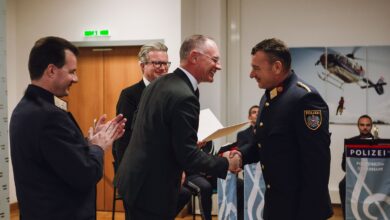 © LPD/Martinelli | Oberstleutnant Lassnig erhält aus den Händen von Bundesminister Karner sein Ernennungsdekret
