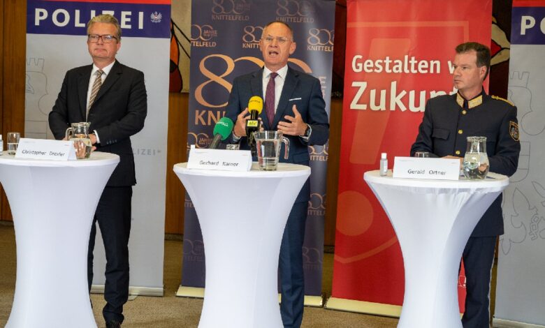 v.l. Landeshauptmann Drexler, Bundesminister Karner und Landespolizeidirektor Ortner bei einer Pressekonferenz in Knittelfeld © LPD/Huber