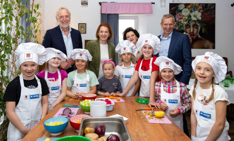 Kinderkochkurs in der Steirerstubn mit Stadtrat Riegler, Landesrätin Schmiedtbauer, GenussHauptstadt-Chefin Waltraud Hutter und Dieter Hardt-Stremayr © Graz Tourismus