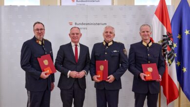 Die Geehrten mit Bundesminister Karner © BMI/Schober