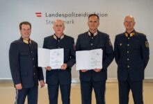 Landespolizeidirektor Gerald Ortner, Kontrollinspektoren Martin Muik und Andreas Blaskovits, Oberstleutnant Harald Eppich (Bezirkspolizeikommandant Weiz) © LPD Stmk