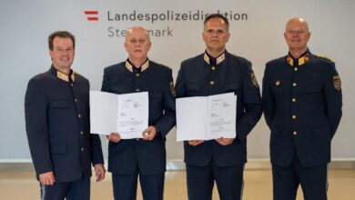 Landespolizeidirektor Gerald Ortner, Kontrollinspektoren Martin Muik und Andreas Blaskovits, Oberstleutnant Harald Eppich (Bezirkspolizeikommandant Weiz) © LPD Stmk