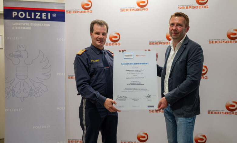 Landespolizeidirektor Gerald Ortner und Eigentümer Martin Klein präsentieren die Sicherheitspartnerschaft © LPD Stmk/F. Huber